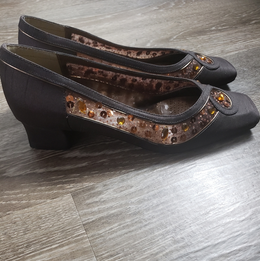 J. Renee low block heel shoes. Size 8W